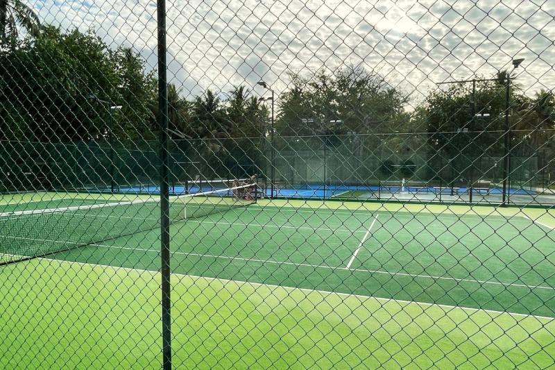 テニスコートと奥のパドルテニスコート