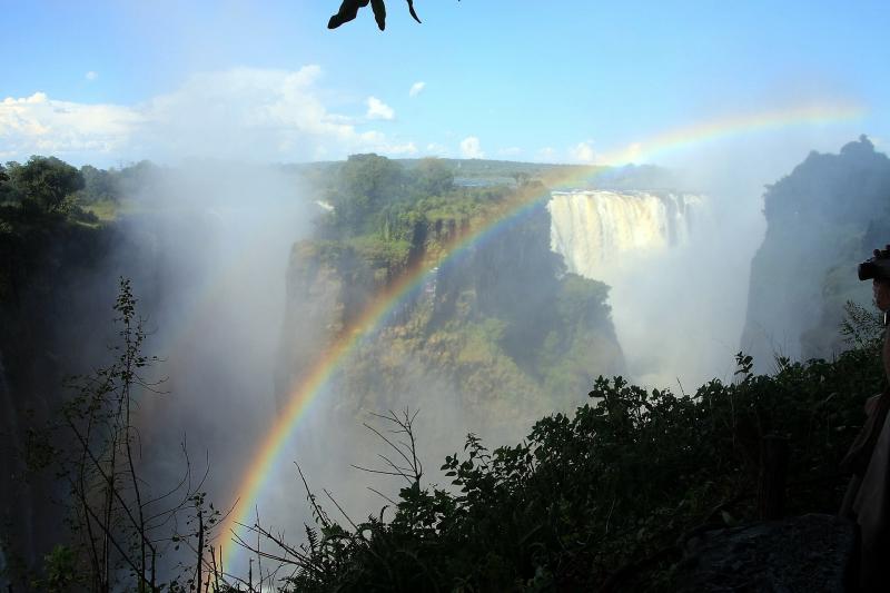 ジンバブエザンビア共和国の国境にある、世界三大瀑布のひとつ、ビクトリアフォールズを組み合わせる方も多くいらっしゃいます。バンジージャンプやラフティングといったアクティビティも体験可能です。世界一危険なプールと呼ばれるデビルズプールはザンビア側となります。