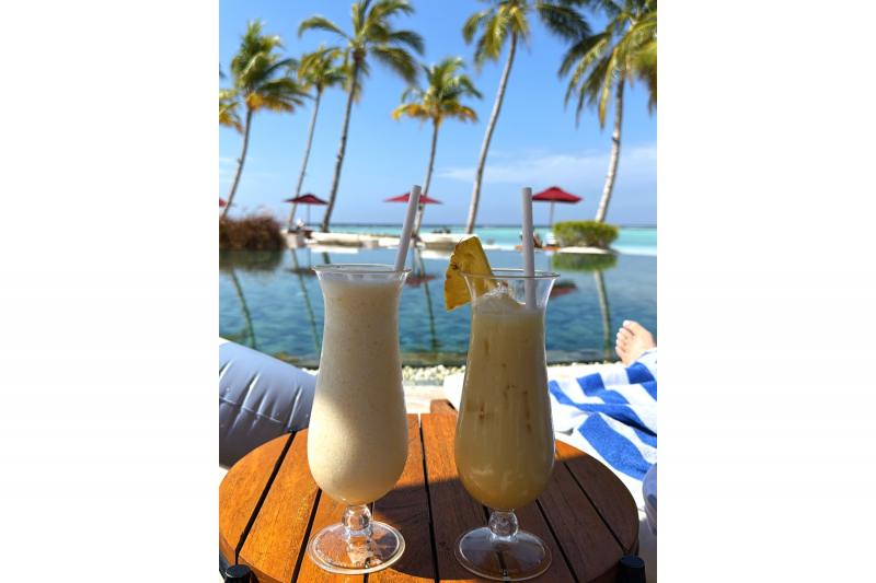 リゾートのプールサイドでのんびり