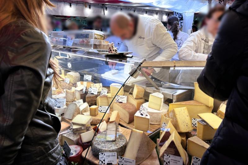 マルシェにてチーズをカットしてくれるムッシュー