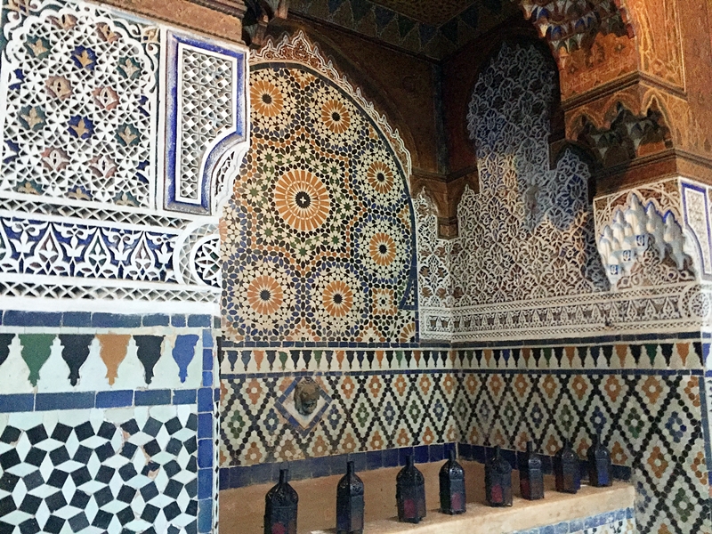 タイルを組み合わせた緻密なモザイクの装飾にモロッコの伝統を感じます