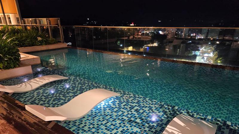 インフィニティープール。夜はライトアップされます