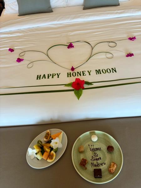 ハネムーン特典のベッドデコレーションとフルーツボウル