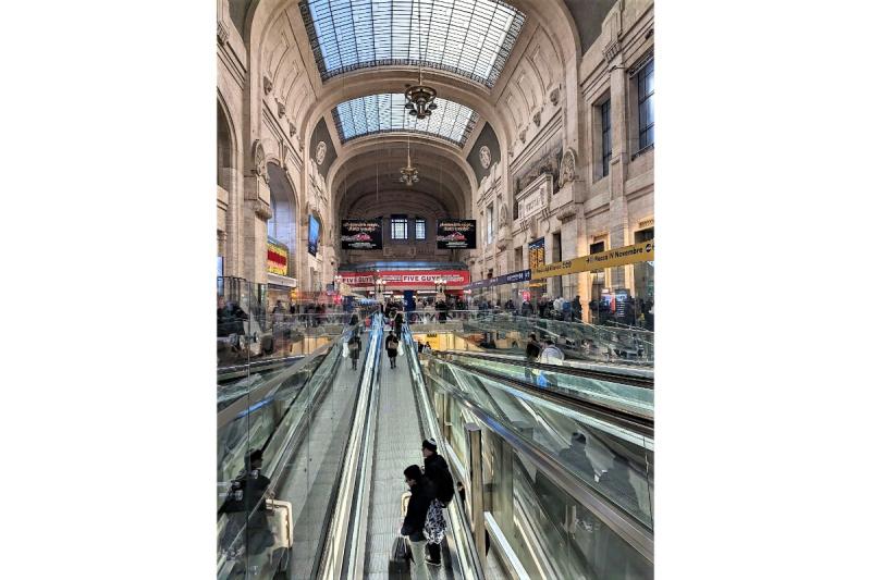 イタリアに宿泊する際は、荷物を持っての移動が結構たいへんなので駅の近くに宿泊することが多いと思います。今回の視察でも駅の近くに宿泊し、「ミラノ中央駅（ミラノ セントラル駅）」を利用して移動しましたので、その様子をご案内いたします（写真はミラノ中央駅の様子です）。