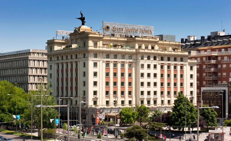 【グラン メリア フェニックス】数々の著名人が滞在した伝統と格式のある老舗ホテルで、世界的にサービスと質の高いリーディングホテルズの加盟ホテルです。また、マドリード中心に位置する観光に最高のロケーションです。
