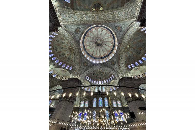 トルコはとにかくモスクが美しいです。こちらの写真はトイスタンブールのブルーモスクです。トランジットではなく、トルコだけでいつかゆっくり回ってみたいと思う見所が多く、魅力的な国でした。日本語を話す人はだいたい観光客目当ての詐欺が多いので気をつけて下さい！