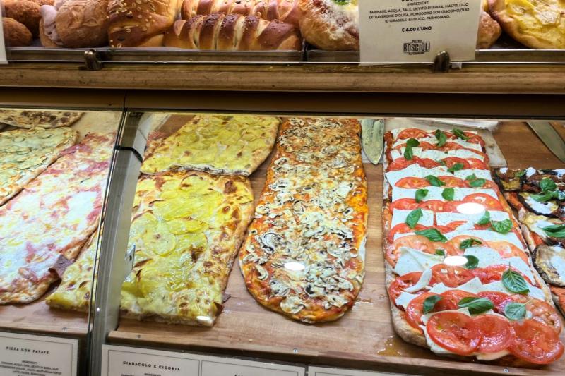 色々なピザが売られているローマのベーカリーは、選ぶのについつい悩んでしまいます