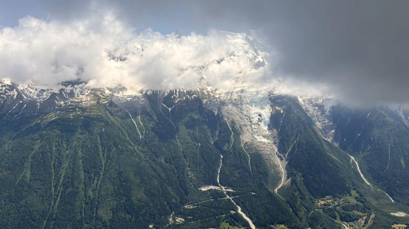 登っていくと雲に覆われ…