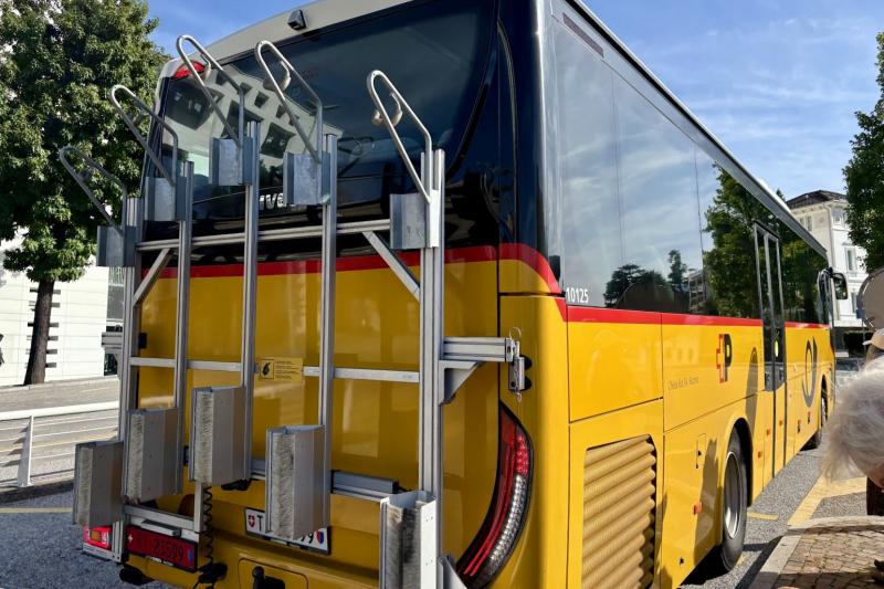 黄色い車体が目印のポストバス