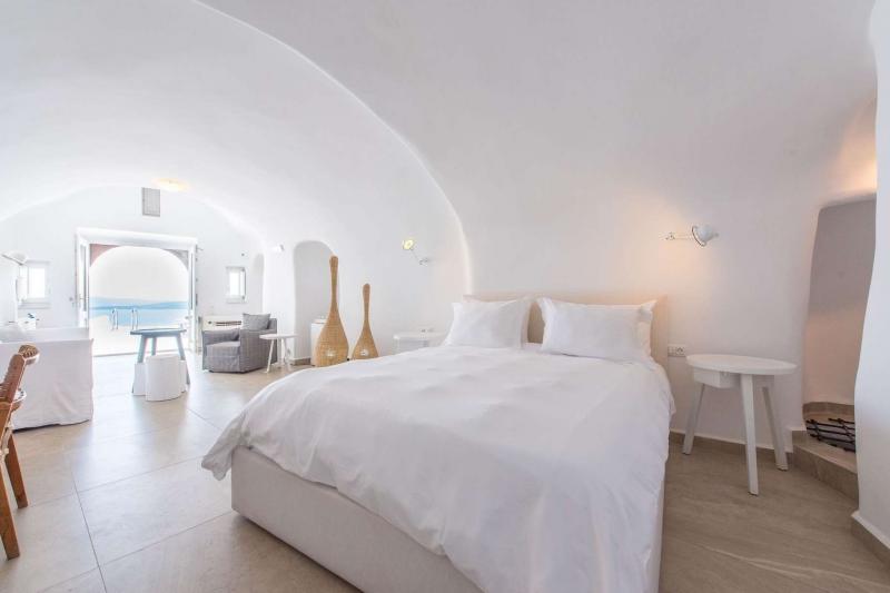 真っ白なベッドルーム（Photo by：Santorini Secret Suites & Spa）