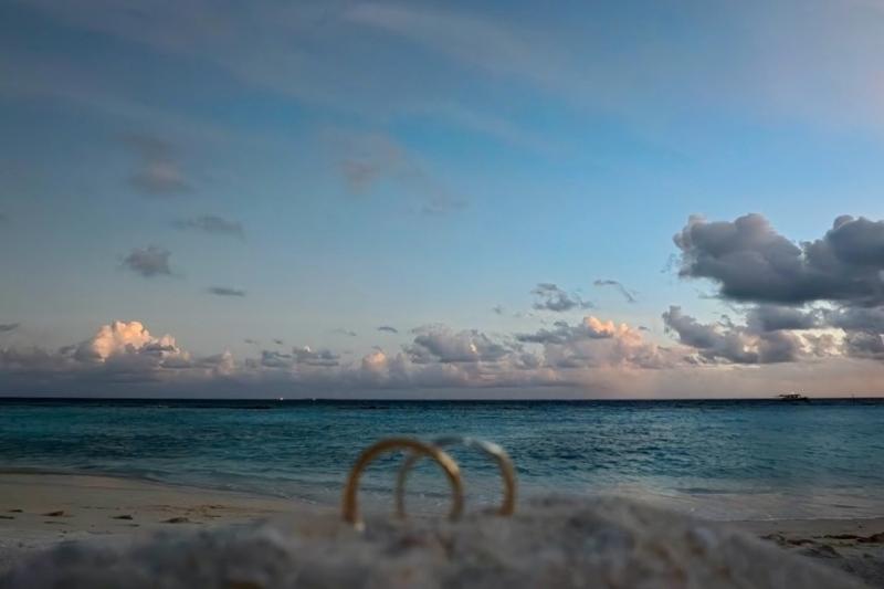 夕暮れ時の海は深い青が美しく、みるみる水平線にのまれていく夕陽を惜しむように眺めていました。