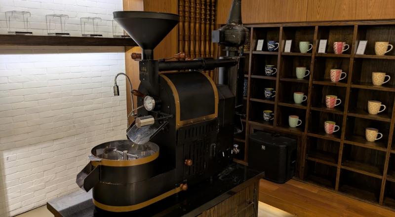 機関車のような見た目の立派な焙煎機