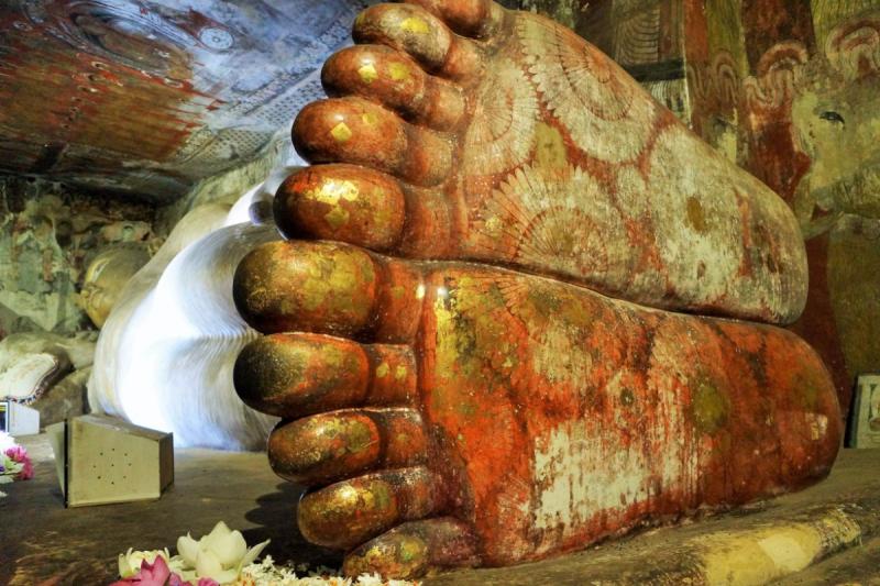 仏像は、足の指が少しずれているのが死んでいる仏像（涅槃像）、足の指がそろっているのが寝ている仏像を表しているそうです