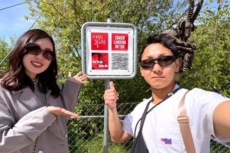 『愛の不時着』のロケ地、シグリスヴィルのパノラマ橋の看板