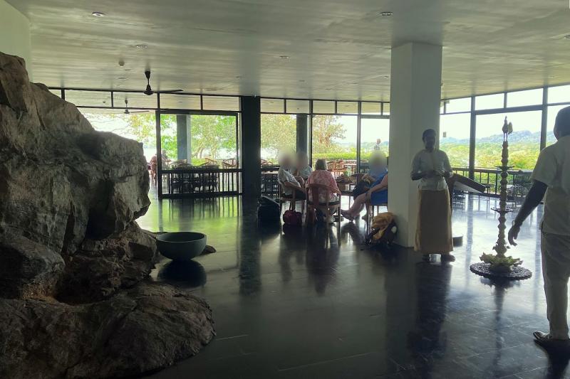 その先には壁のない吹き抜けのオープンロビーが広がっていました