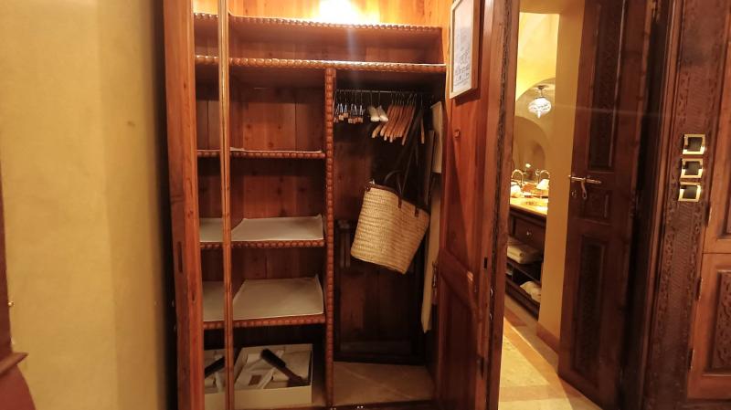 クローゼットとその奥はバスルーム