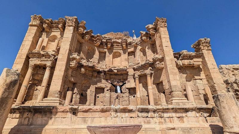 ニンファエウム。こちらは水浴場として使われていたそうです。私が小さく見えるくらい大きいんです