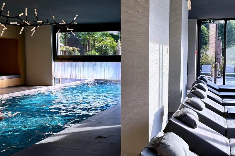 20ｍくらいはありそうな屋内と屋外にまたがるプール