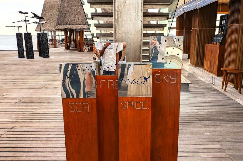 シー、ファイア、スパイス、スカイの看板