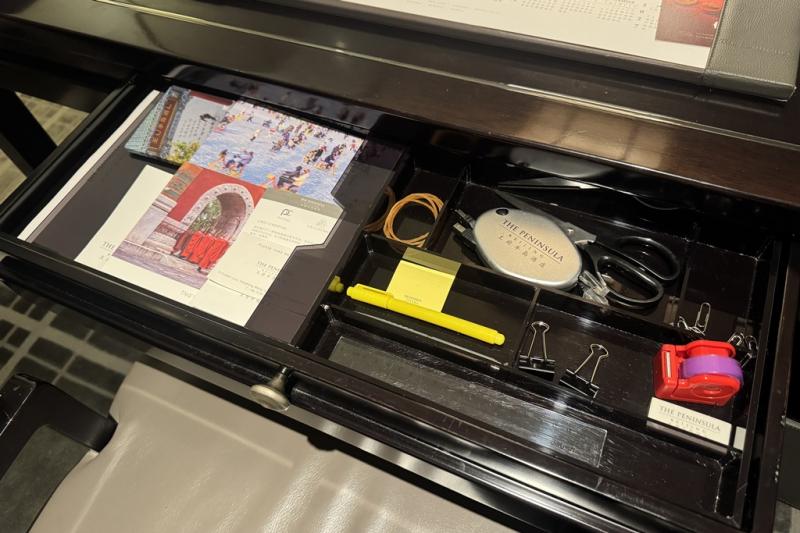 引き出しの中には文具が充実