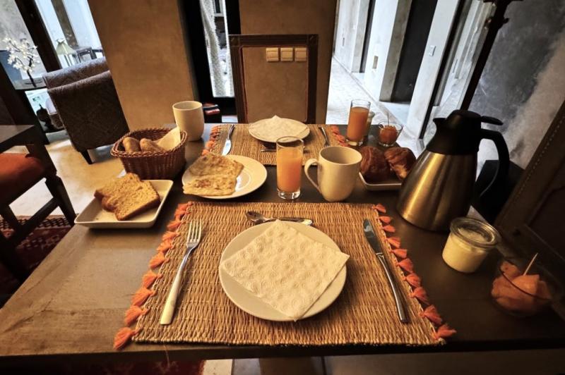 朝食はアラカルト。スタッフが運んでくださいました
