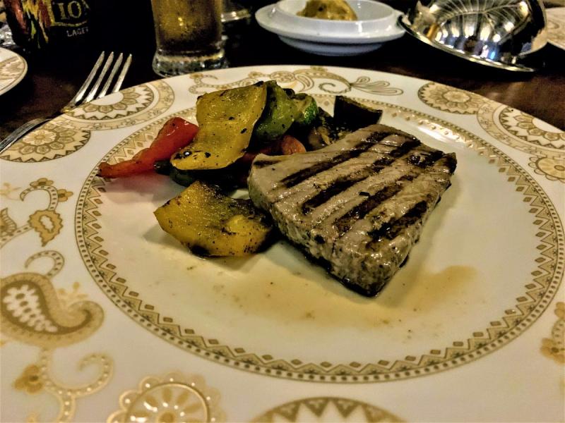 メインレストランのマグロのステーキ