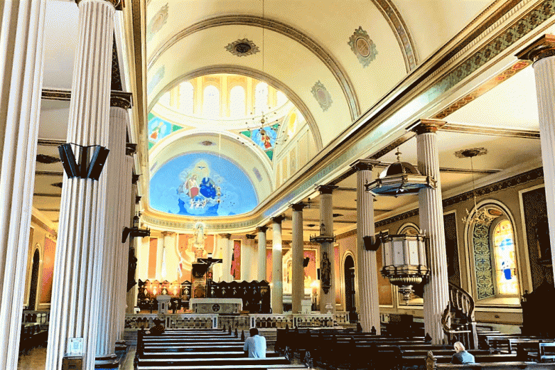 住民憩いの場、ステンドグラスが美しいメトロポリタン大聖堂