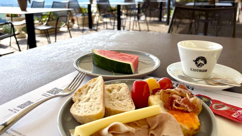 美しい景色とともにいただく朝食