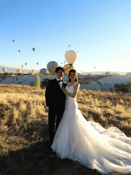 気球をバックに念願のウェディングフォト