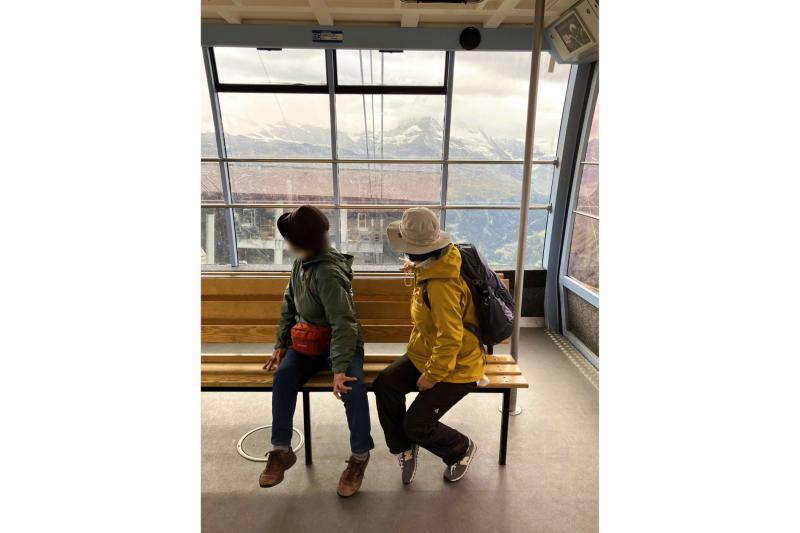 夕方最終便のロープウェイ。誰もいないし、曇ってマッターホルンも見えませんでした