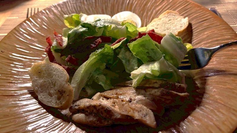 シーザーサラダ。鶏胸肉が入っていてとてもヘルシー