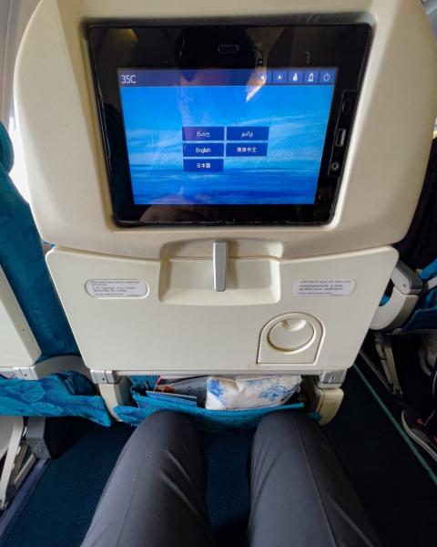 座席のディスプレイは小さめですが、映像はきれいに映っていました