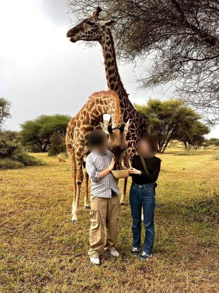 サーバル ワイルドライフでキリンの餌付け体験