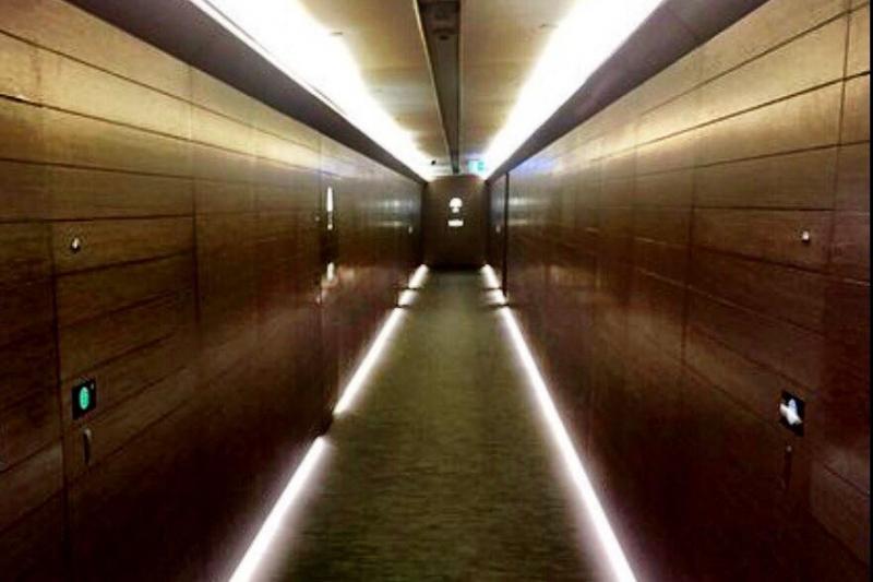 キャットウォークの様な静かで美しい廊下