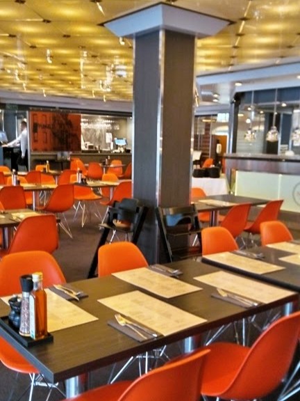 船内にはレストランも数軒