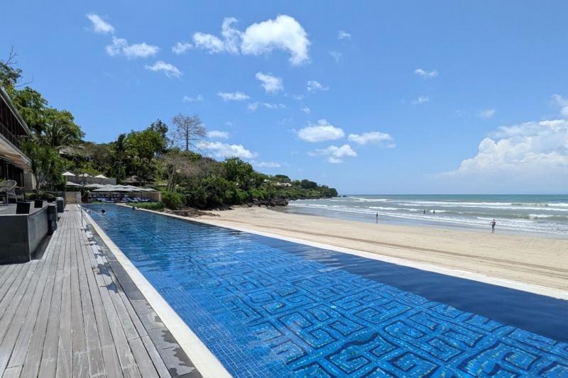 美しいビーチとプール