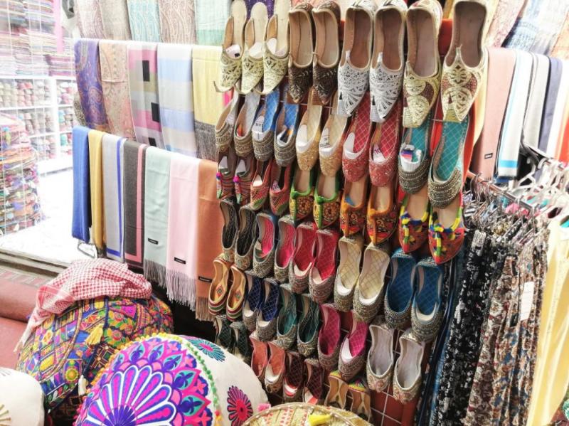こちらは靴屋さん。ラクダの革で作られたサンダルはお土産にも人気です