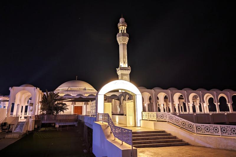 水面に建設されたアルラーマ モスクの入り口