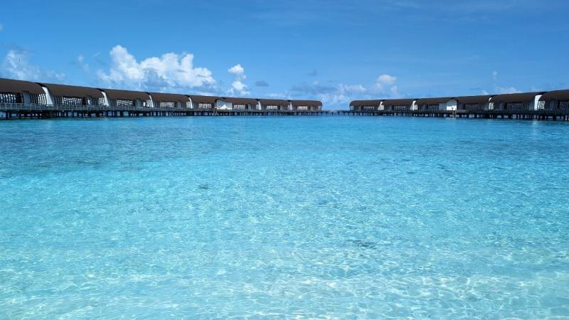 海の上に並ぶ水上ヴィラ