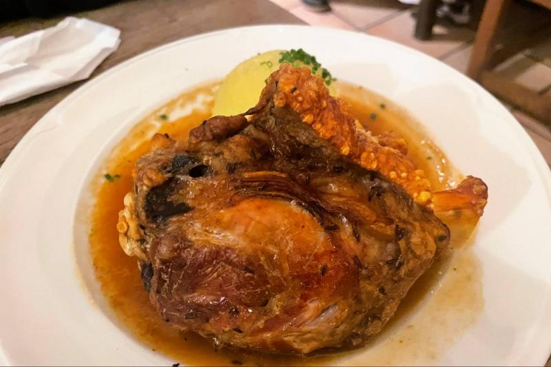 ホフブロイハウスで本場のビールとシュバイネハクセ