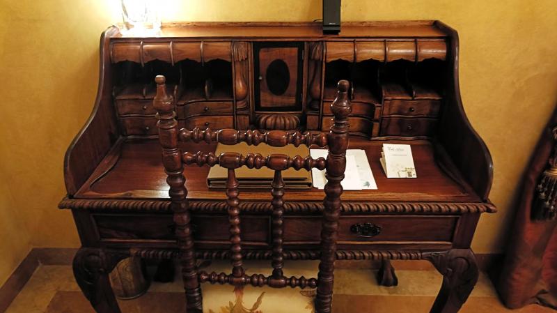 レトロで伝統的なデスク！ 仕事がぐんぐん進む！？