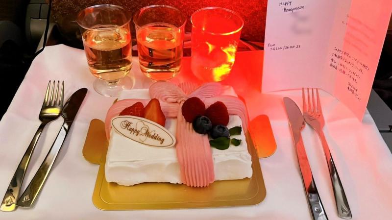 行きの機内でサプライズでケーキを用意してくれました！ シンガポール航空ありがとう！