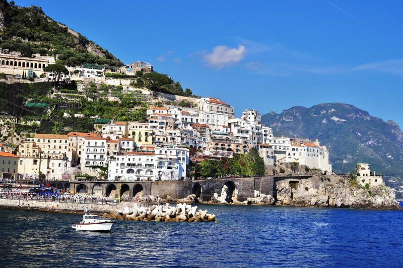 アマルフィ海岸。フェリーから撮った一枚。アマルフィと言えばの景色！