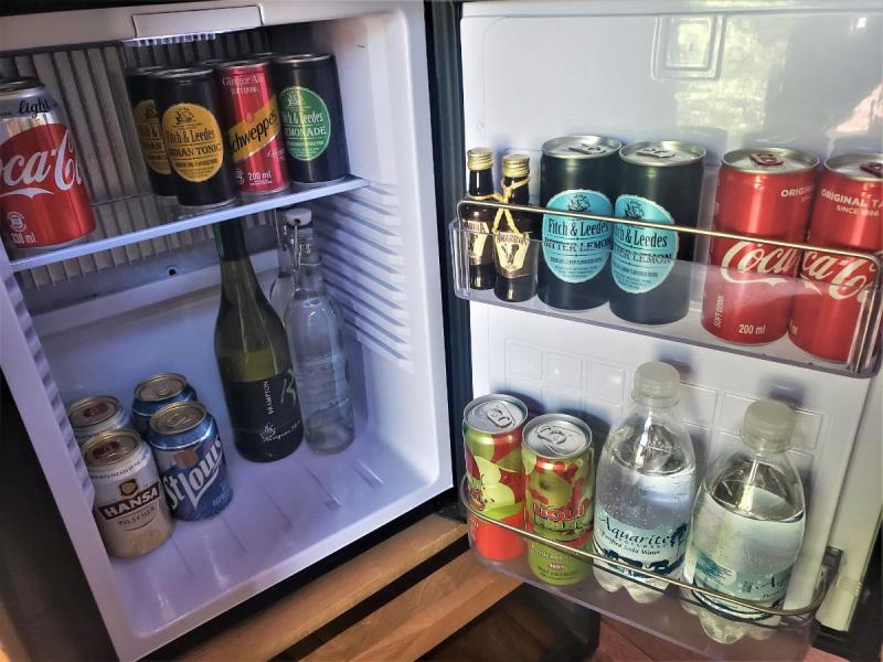 室内のミニ冷蔵庫の中には飲み物がたくさん！