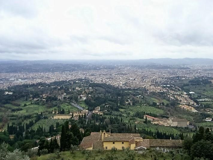 小高い丘フィエーゾレからフィレンツェを一望デートスポットとしても人気だそう