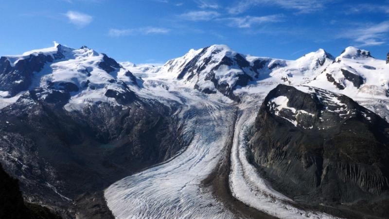 ゴルナーグラートのクルムホテルあたりからの眺め。氷河を一望。モンテローザあたりからマッターホルン周辺の大パノラマ