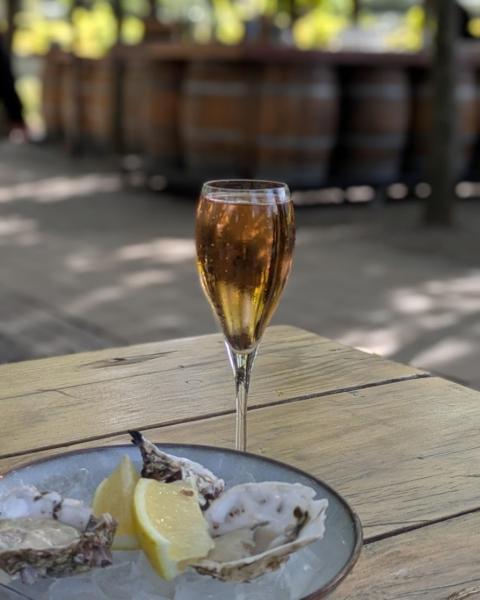 ロゼのスパークリングとクリーミーな牡蠣で至福のひととき