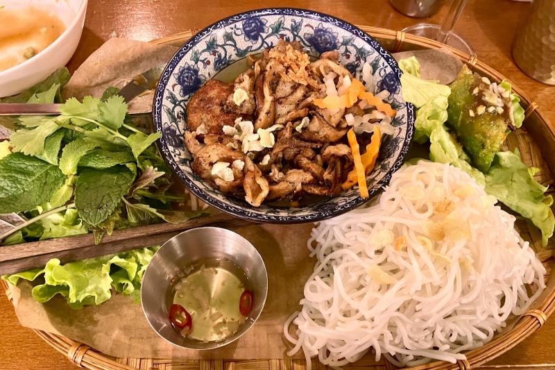 こちらはコム レストランでいただいた「ブンチャ ハノイ」。つけ麺スタイルのビーフンという感じの料理です。