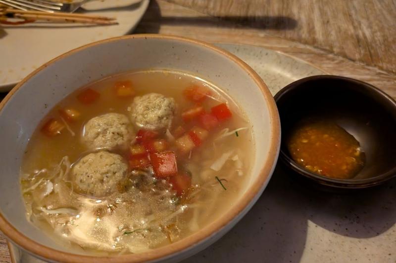 バリ風の魚団子とチリレモングラスのスープ