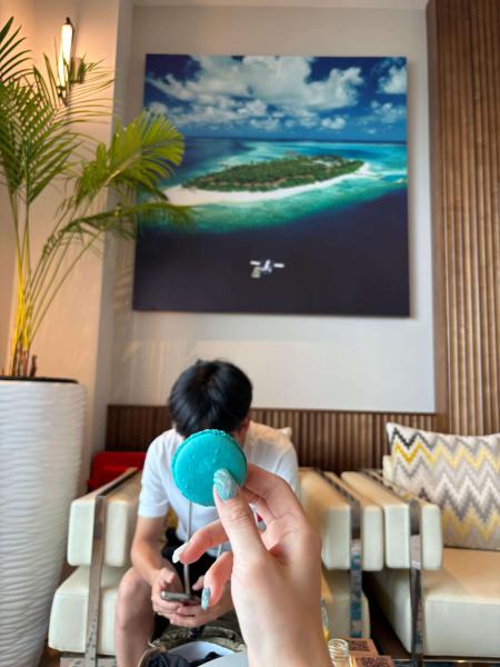 水上飛行機待ちのラウンジ。お菓子もパンもジュースも、気になるのは少しずつ食べました